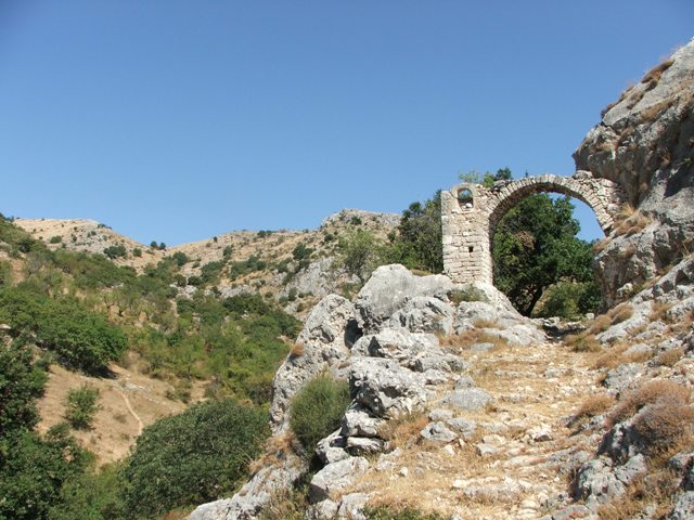 L'arco di San Michele nella valle di Vituro